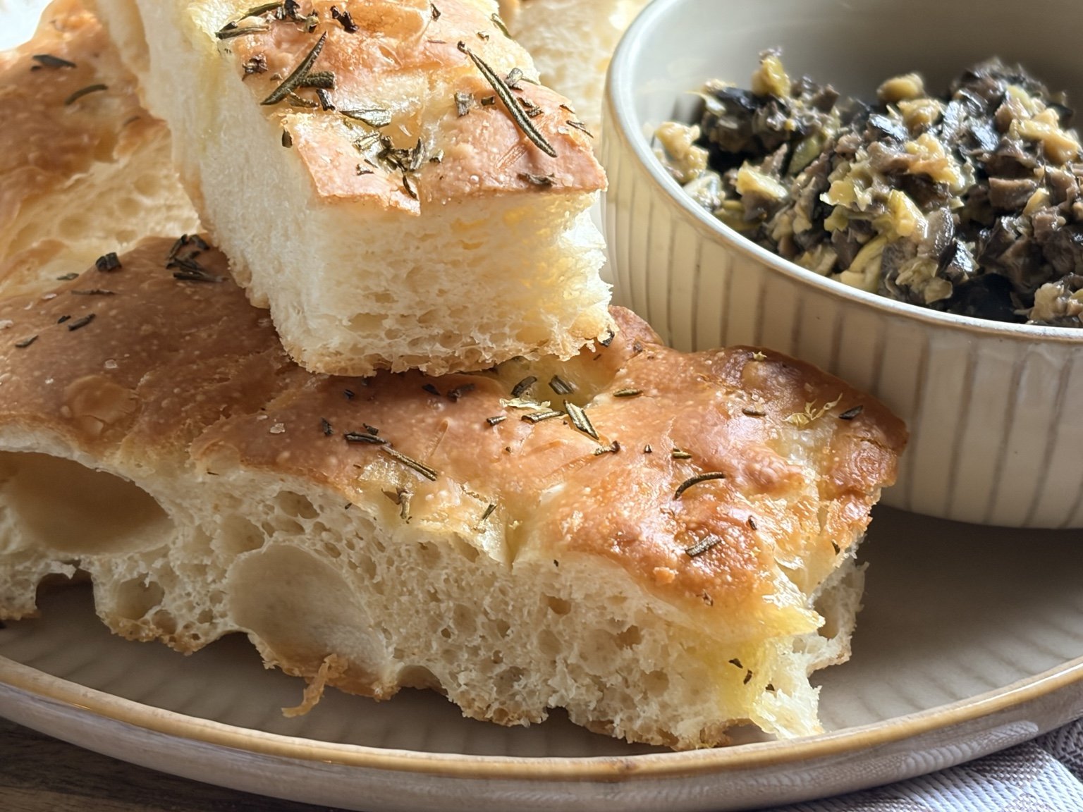 Focaccia & hausgemachte Oliven-Zitronen-Tapenade.