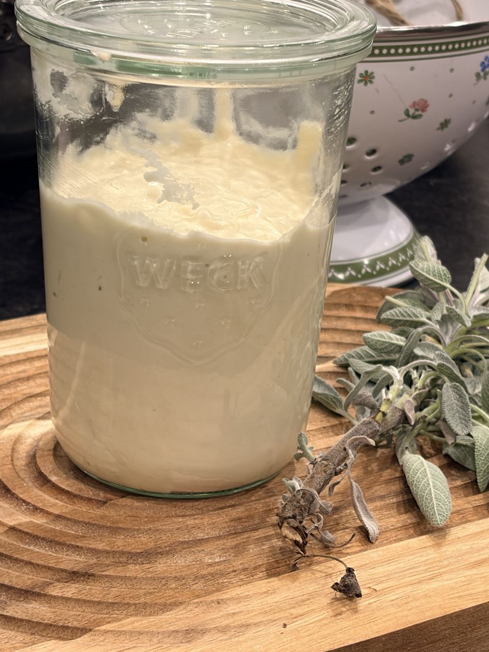 Poolish im WECK-Glas auf einem Holzbrett