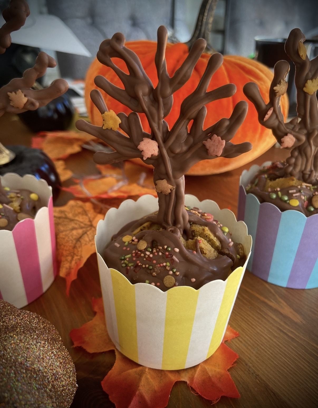 Herbstliche Schokoladenbäume auf Gebäck