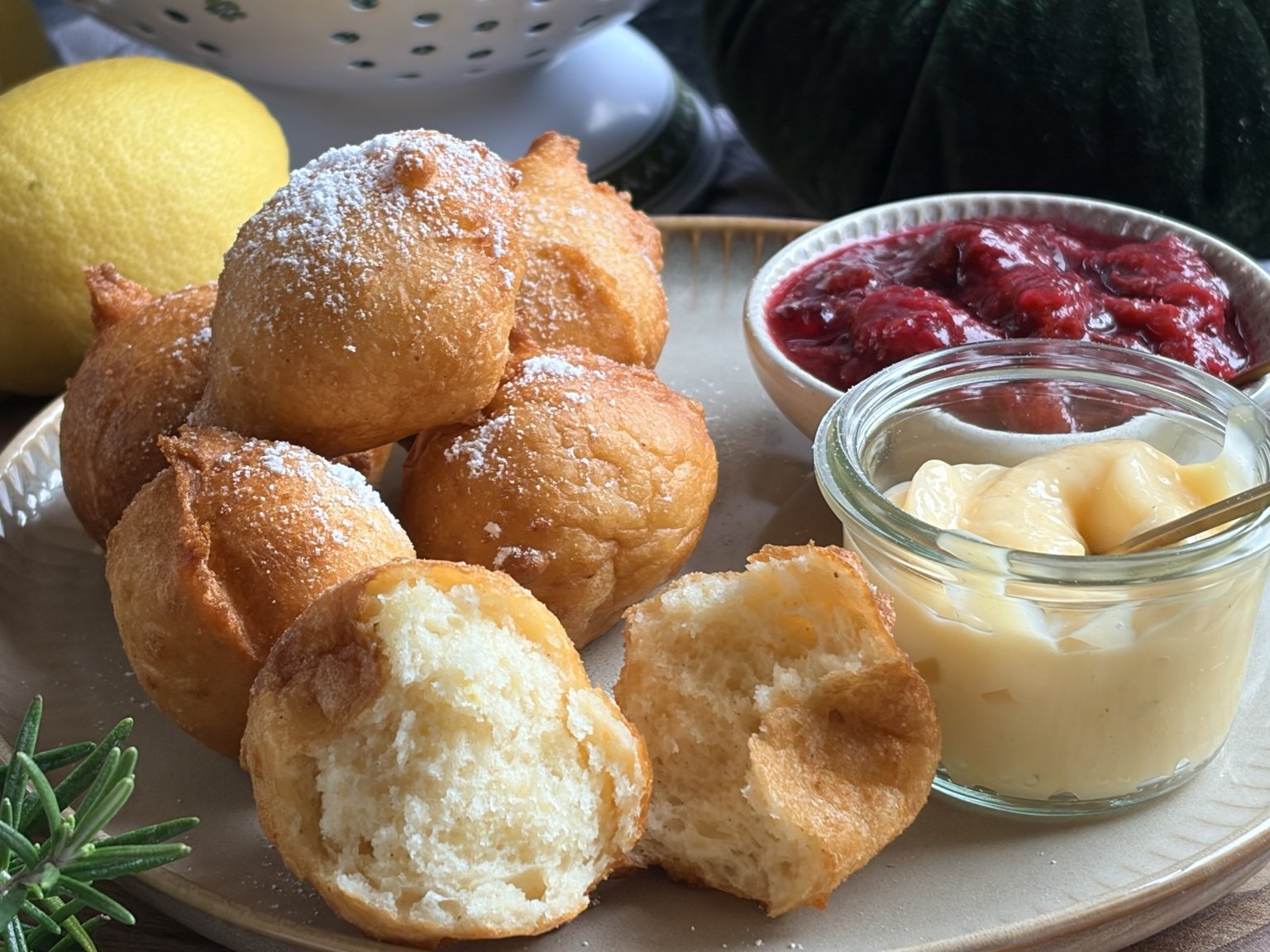Ricotta-Frittelle: außen goldbraun, innen weich.
