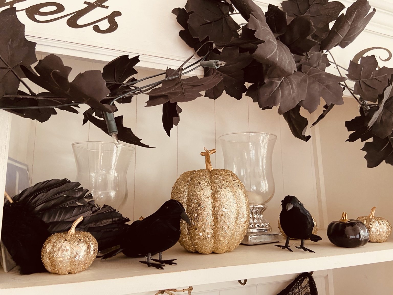 Goldene Kürbisse und schwarze Raben als Arrangement