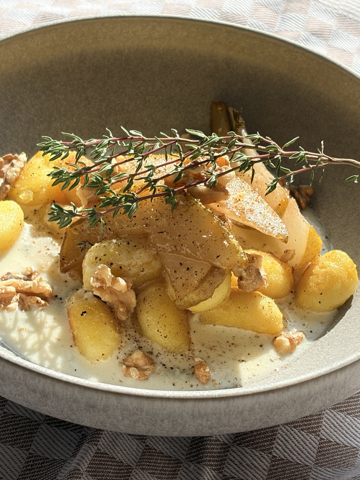 Gnocchi mit karamellisierter Birne, Gorgonzolacreme, Walnüssen und Thymian