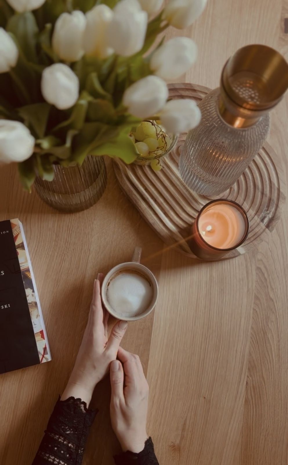 Kaffee, Tulpen und Kerzenschein
