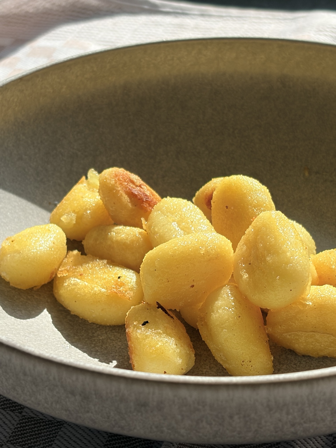 Goldbraun gebratene Gnocchi in einer Keramikschale
