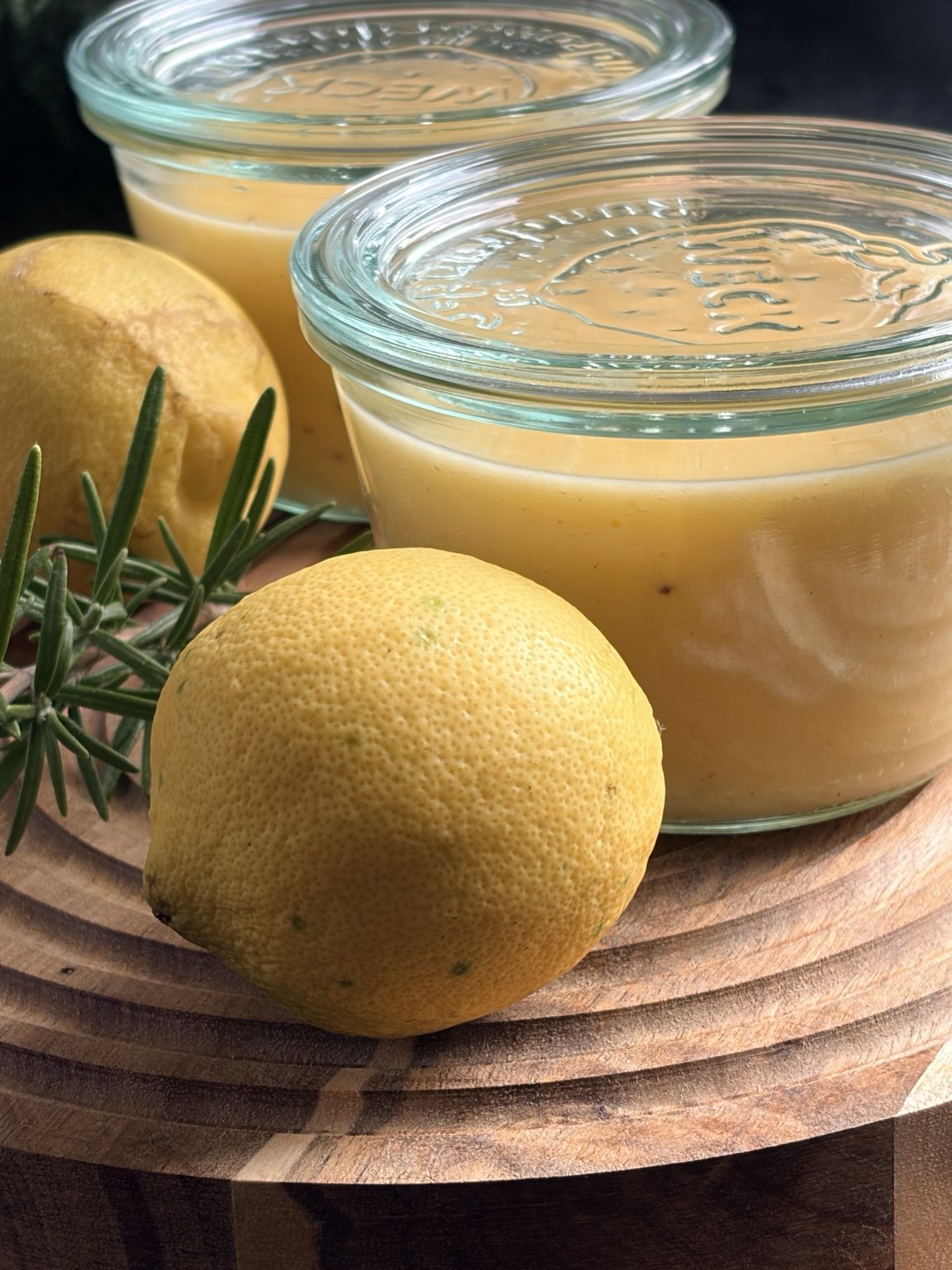 Ein Glas selbst gemachtes Lemon Curd.