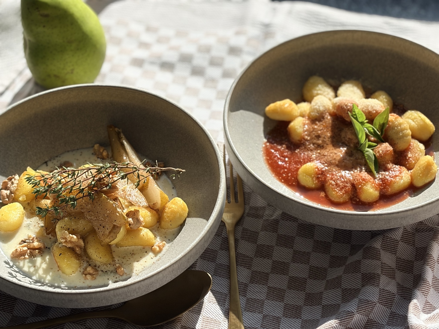 Beide fertigen Gnocchi-Gerichte nebeneinander: Birne-Gorgonzola und Tomatensoße-Parmesan