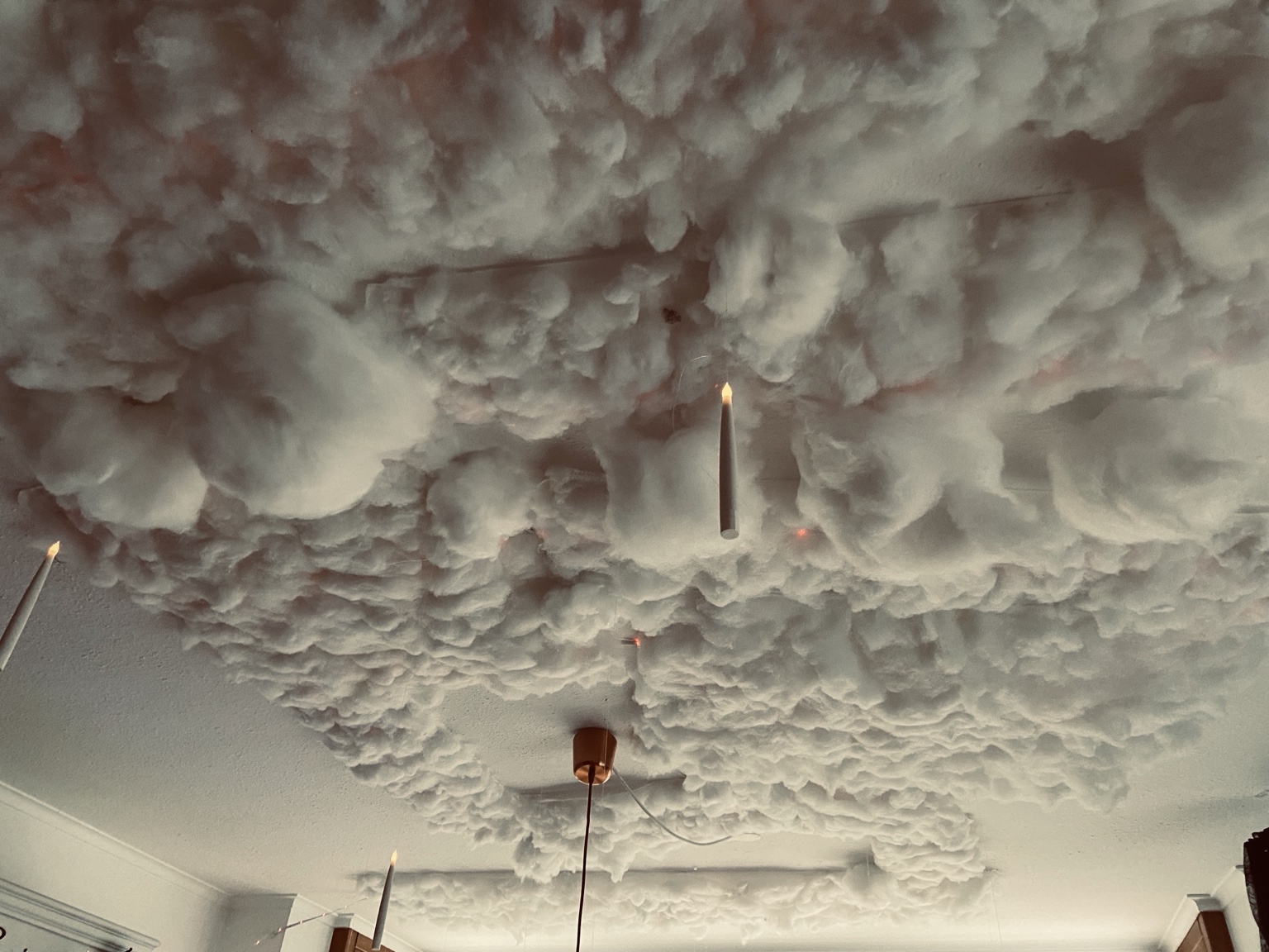 Selbst gebauter Wolkenhimmel, blau beleuchtet mit schwebenden Kerzen