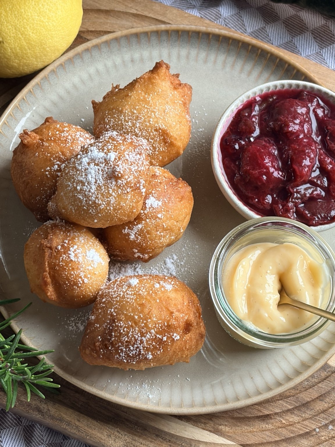 Für die Kinder mit roter Grütze. Für die Erwachsenen mit Lemon Curd.
